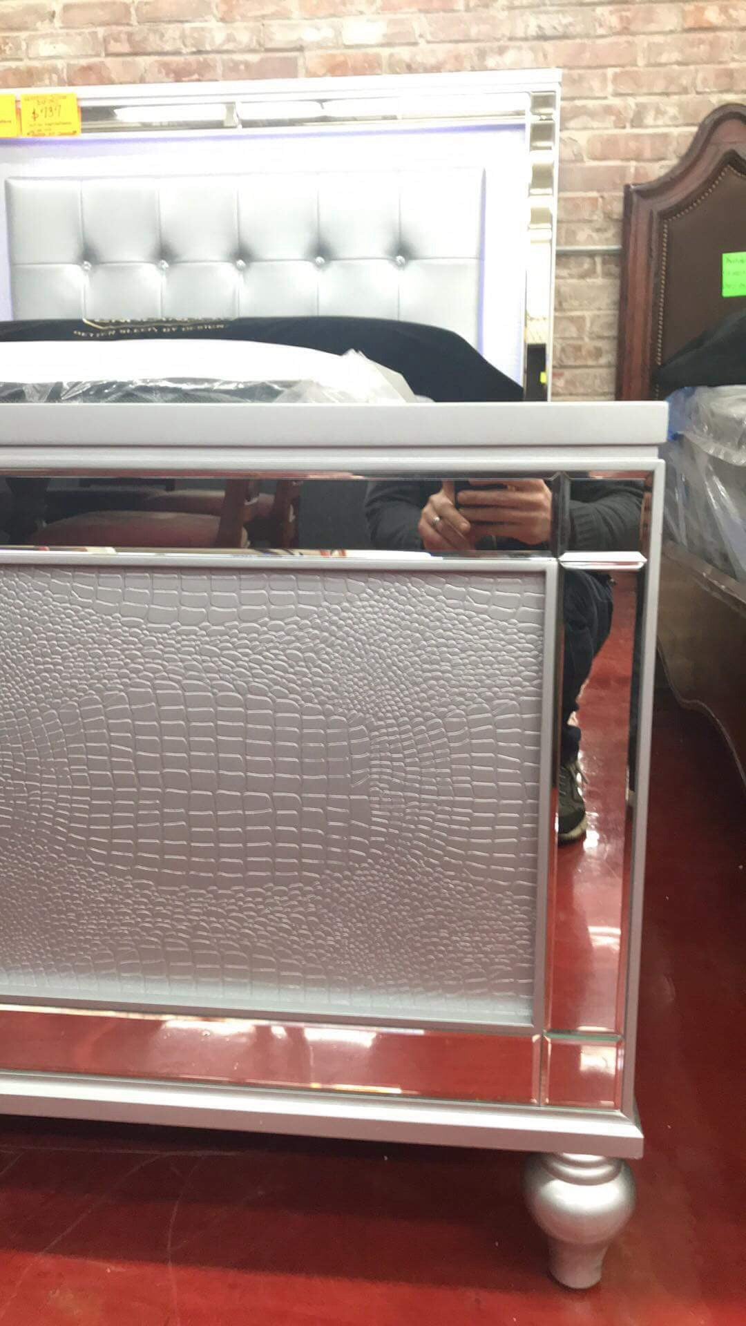 Valentino bedroom best sale set silver